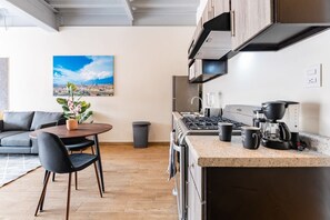 Réfrigérateur, four à micro-ondes, un four, surface de cuisson