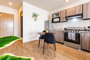 Réfrigérateur, four à micro-ondes, un four, surface de cuisson
