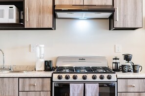 Geladeira, micro-ondas, fogão, cooktop