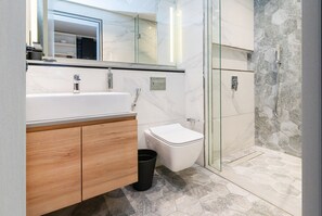 Haartrockner, Handtücher, Seife, Shampoo