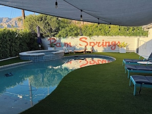 Piscina all'aperto, una piscina riscaldata