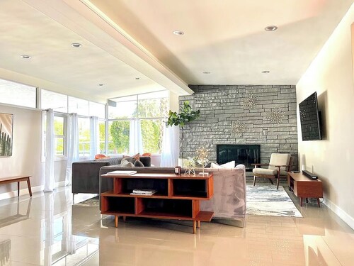 An Oasis in the Heart of Palm Springs!