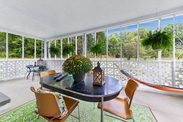 Outdoor dining - Creekside Charm minutes to Asheville (Asheville)