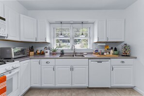 Fridge, microwave, oven, stovetop - Creekside Charm minutes to Asheville (Asheville)