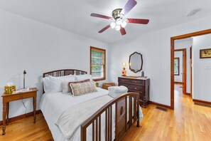 2 bedrooms, iron/ironing board, travel cot, WiFi - Creekside Charm minutes to Asheville (Asheville)