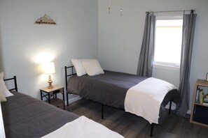 3 habitaciones, tabla de planchar con plancha y cuna de viaje 