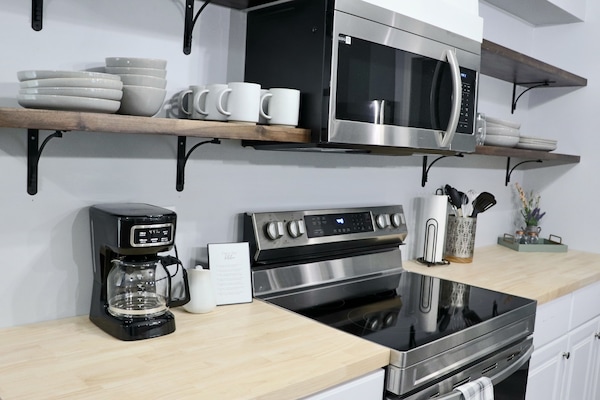 Jääkaappi, mikroaaltouuni, uuni, liesi