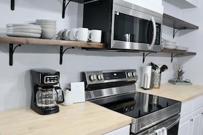 Fridge, microwave, oven, stovetop - 3BR Home Sleeping 6 Near Downtown Palmer With Mountain Views (Palmer)