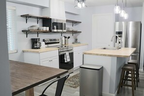 Fridge, microwave, oven, stovetop - 3BR Home Sleeping 6 Near Downtown Palmer With Mountain Views  (Palmer)