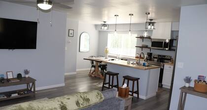 3BR Home Sleeping 6 Near Downtown Palmer With Mountain Views