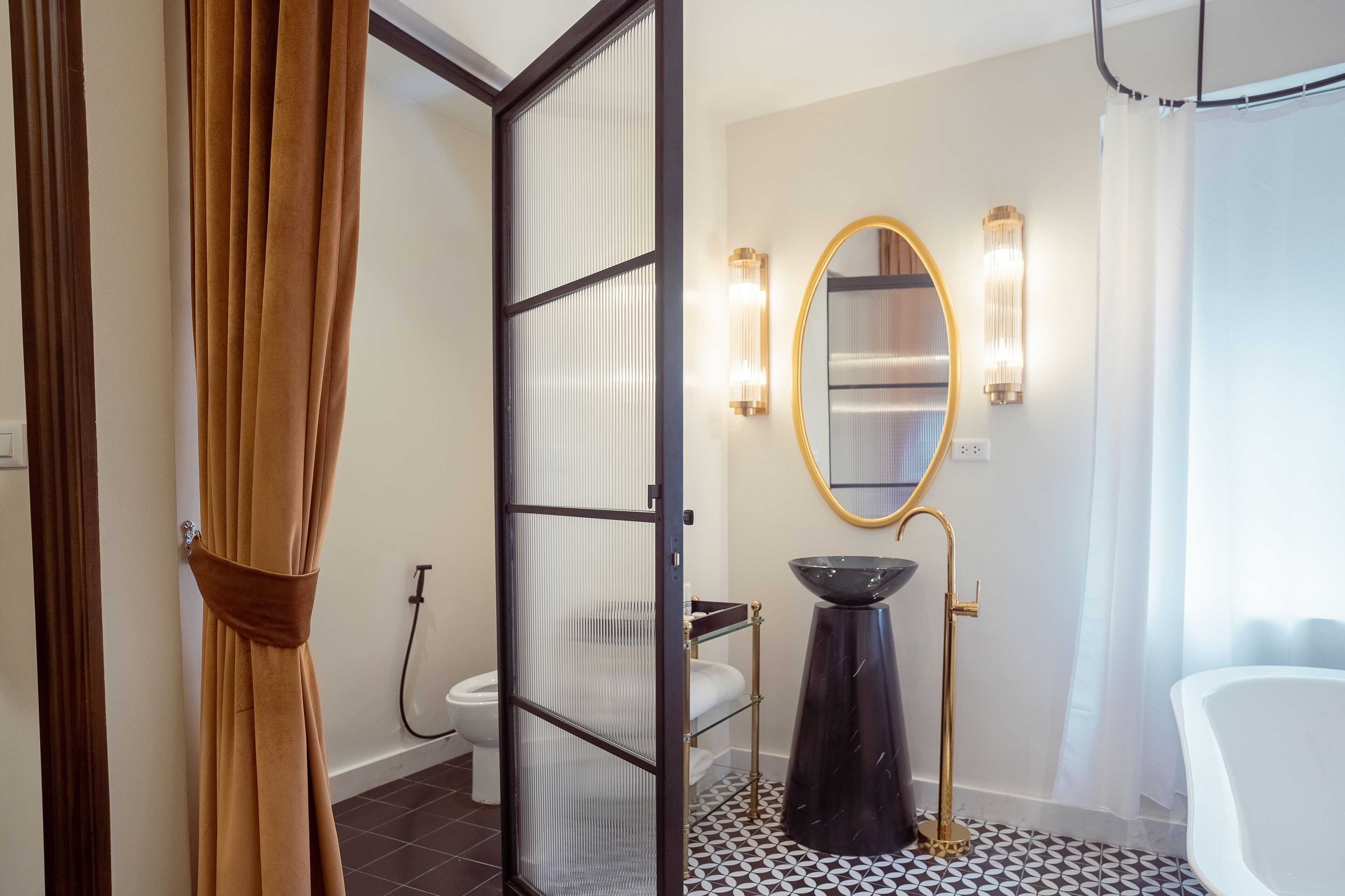 Deluxe Room, 1 King Bed | Bathroom | Shower, rainfall showerhead, free toiletries, hair dryer