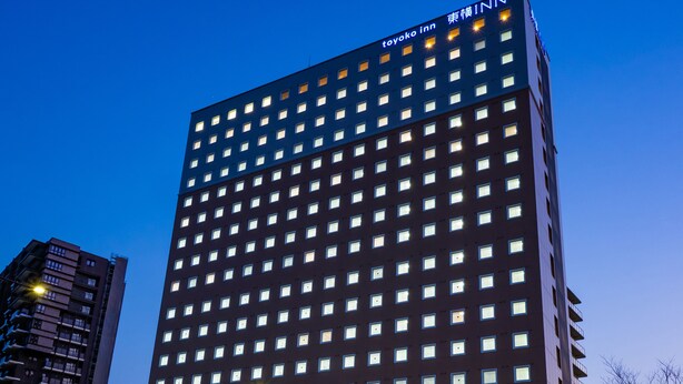 Un grand hôtel de plusieurs étages, avec de nombreuses fenêtres.