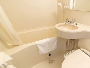 Combined shower/bathtub, free toiletries, hair dryer, slippers - Toyoko Inn Kokura-eki Kita-guchi (Kitakyushu)