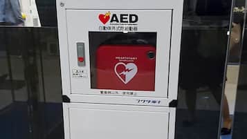 Un appareil DAE (défibrillateur automatisé externe) doté d’un symbole en forme de cœur rouge et de l’inscription « DÉFIBRILLATEUR HEARTSTART ».