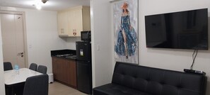 Deluxe studio, toegankelijk voor mindervaliden, uitzicht op de stad | Hypoallergeen beddengoed, een strijkplank/strijkijzer, gratis wifi