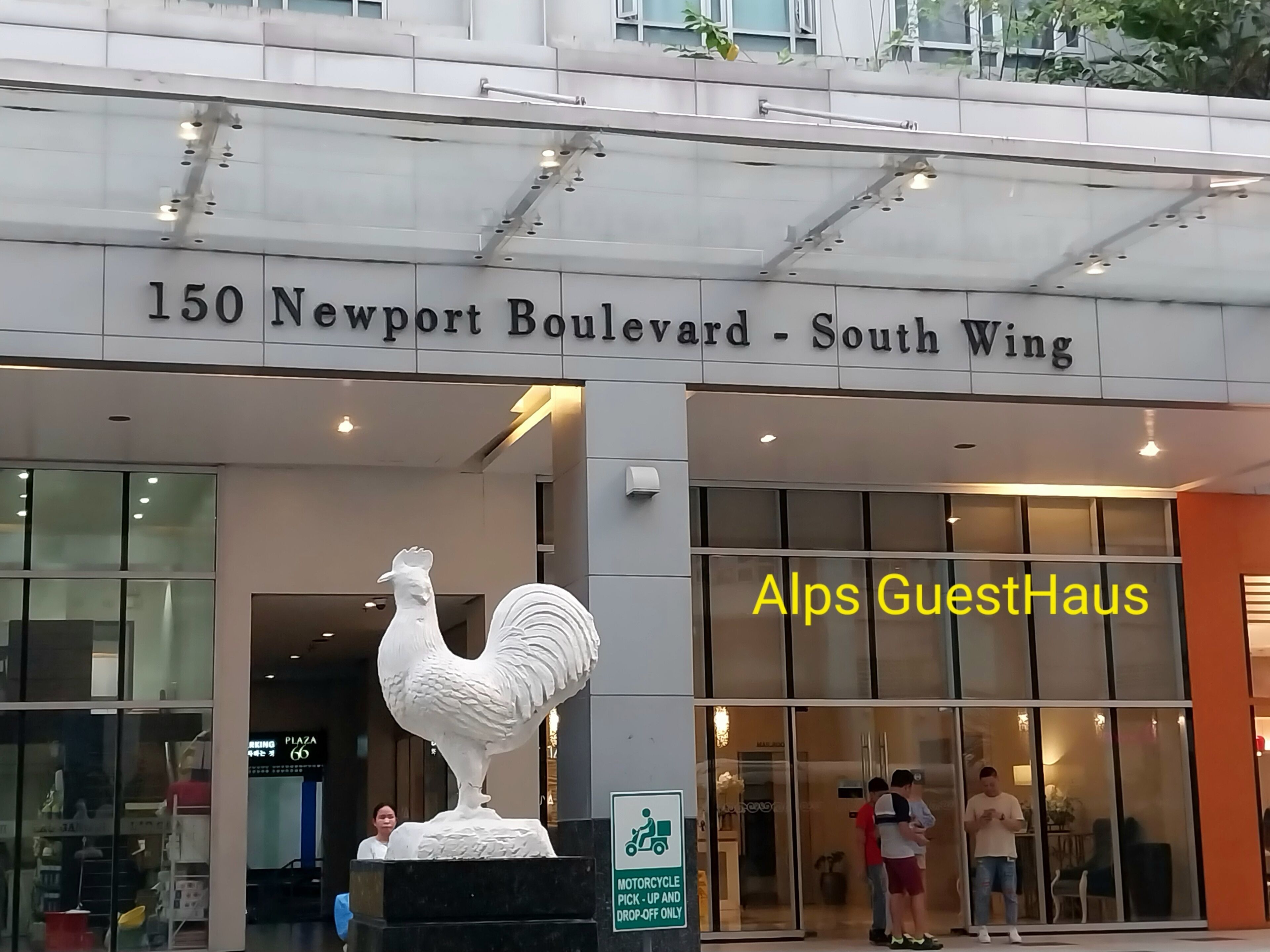 Exterior de un hotel llamado 'Alps GuestHaus' en el número 150 de la Avenida Newport, ala sur.