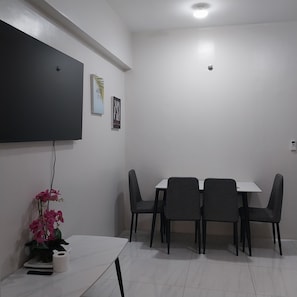 Family Condo, 1 Bedroom, Non Smoking, City View | In-room dining