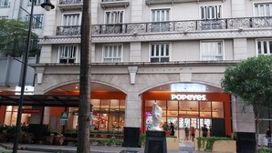 Un edificio con un letrero de 'POPEYES', que indica un restaurante o hotel.