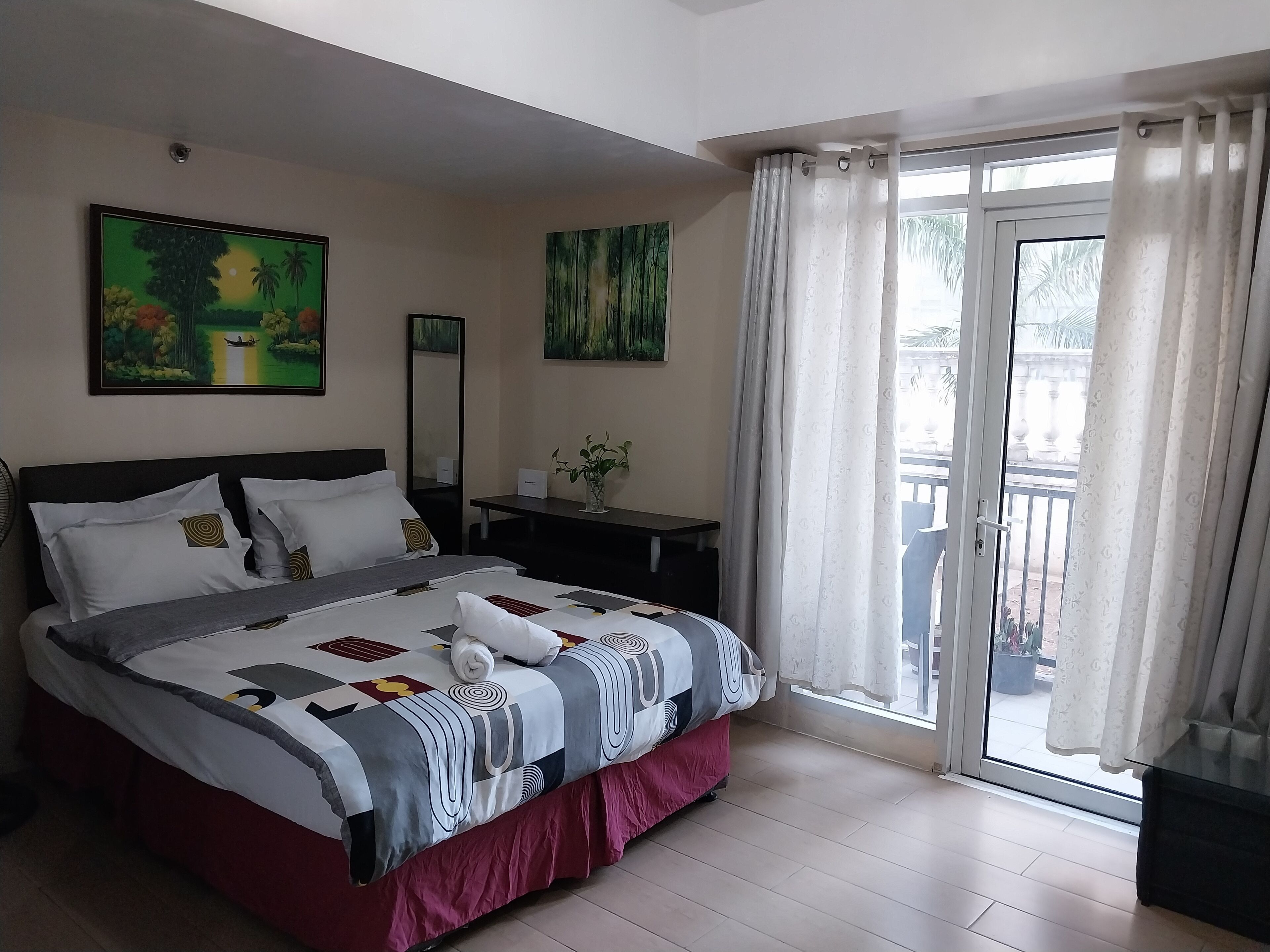 Estudio Confort, vista a la ciudad | Ropa de cama hipoalergénica, escritorio y tabla de planchar con plancha 