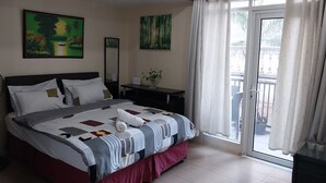 Una habitación de hotel con una cama, una mesita de noche, un espejo y un cuadro en la pared.
