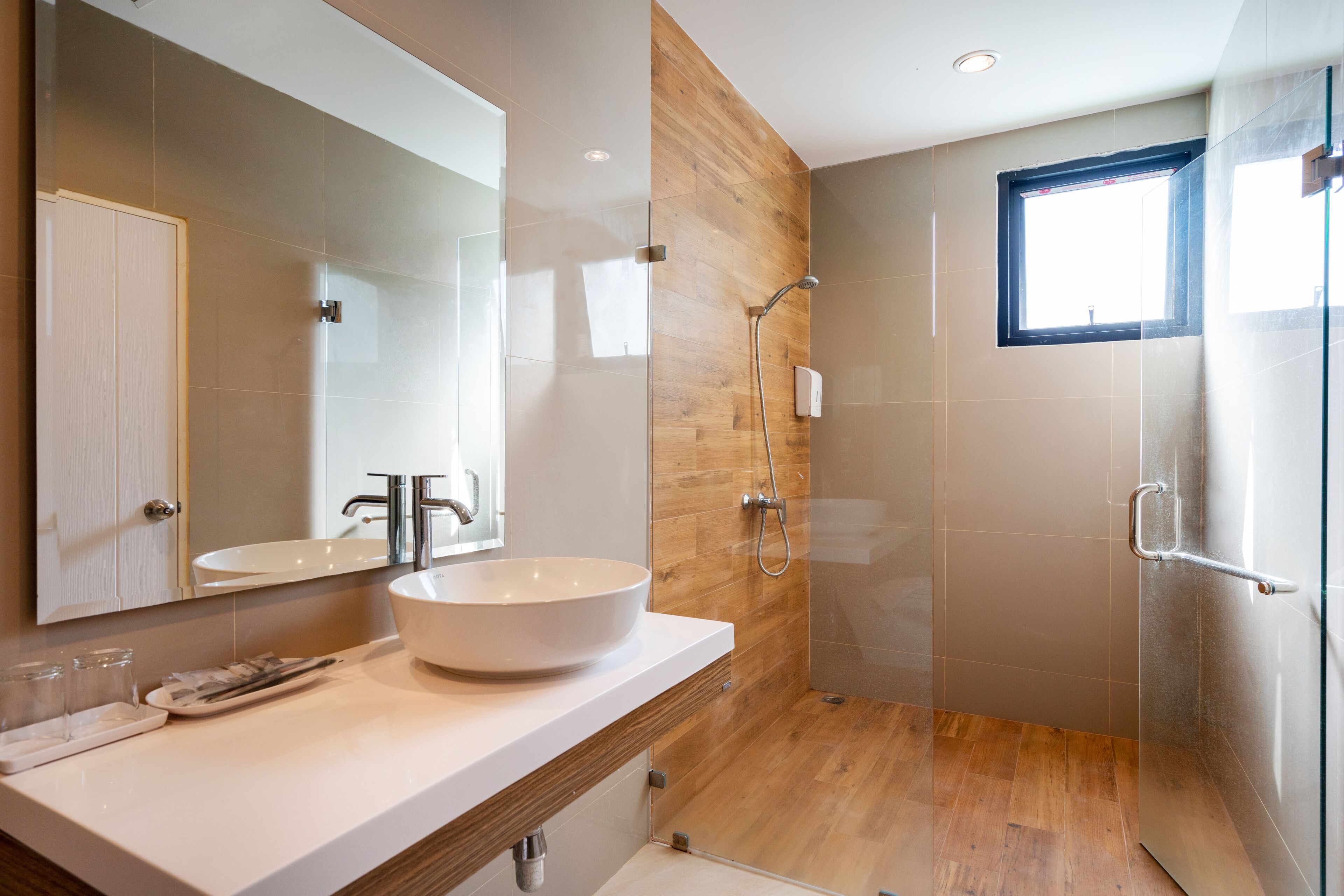 Shower, hydromassage showerhead, free toiletries, hair dryer