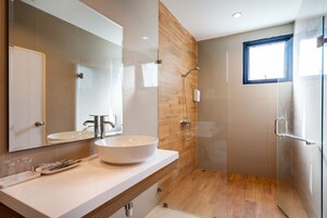 Shower, hydromassage showerhead, free toiletries, hair dryer
