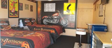 Signature Room, 1 Bedroom | 1 bedroom, individually decorated, desk, free WiFi