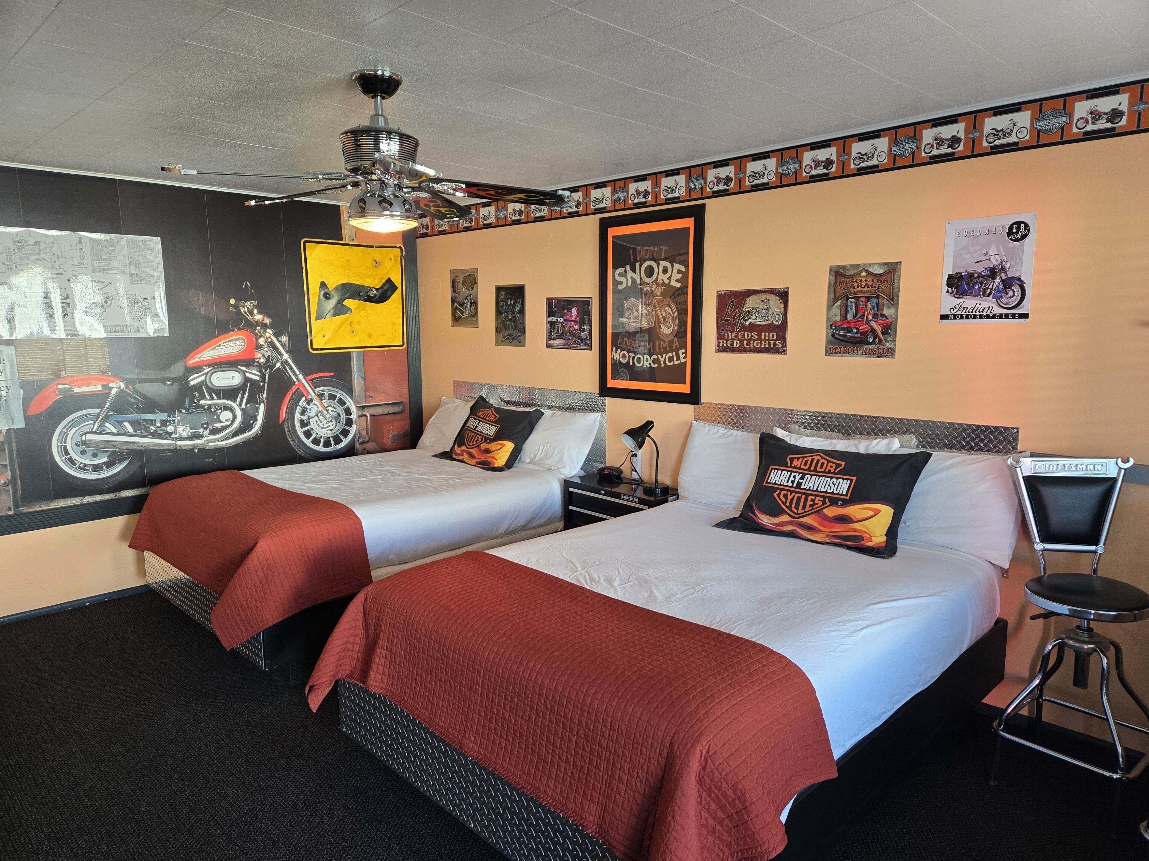 Signature Room, 1 Bedroom | 1 bedroom, individually decorated, desk, free WiFi