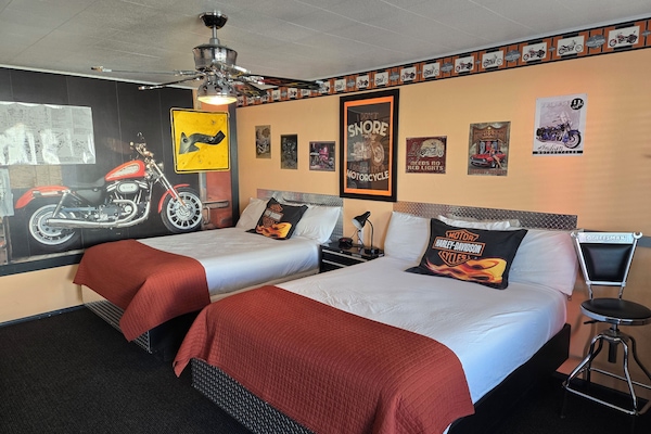 Signature Room, 1 Bedroom | 1 bedroom, individually decorated, desk, free WiFi