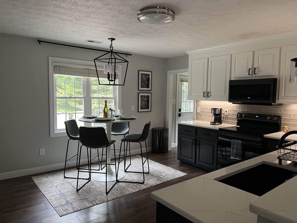 冰箱、微波炉、烤箱、炉灶