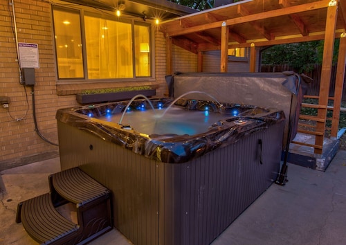Arvada Oasis + New Hot Tub Sleeps up to 16 with 6 Cozy Beds!!