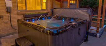 Arvada Oasis + New Hot Tub Sleeps up to 16 with 6 Cozy Beds!!