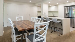 Dining - Strand Beachside 104 (Forster)