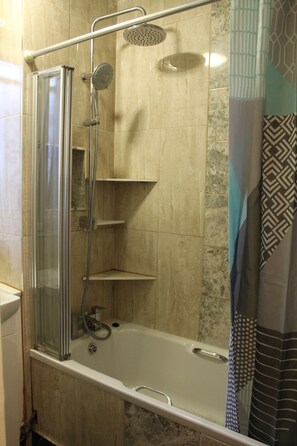 浴槽、ヘアドライヤー、タオル