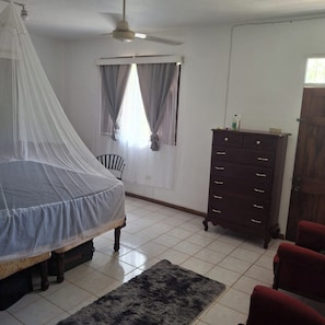 3 chambres, fer et planche à repasser, Wi-Fi, draps fournis