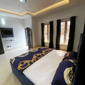 4 habitaciones, tabla de planchar con plancha, wifi y ropa de cama 