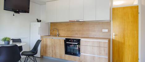 ثلاجة، ميكروويف، فرن، موقد طهي مسطح