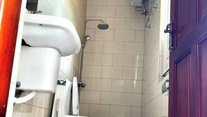 Ein Badezimmer mit Toilette, Bidet und Dusche.