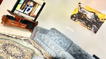 Een televisie en een stereo