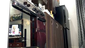 Een koelkast, een magnetron, een oven