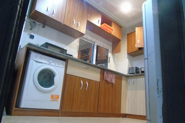 Frigorífico, microondas, horno y placa de cocina