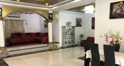 3-Bed Apartment Sleeps 6 - Garden, Parking, Pets