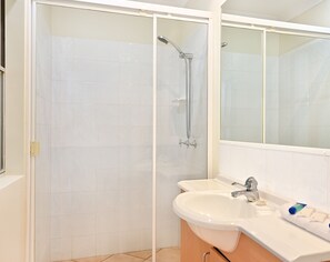 Shower, hair dryer, towels - Yaringa 1 - Relax, retreat and enjoy (Noosa Heads)