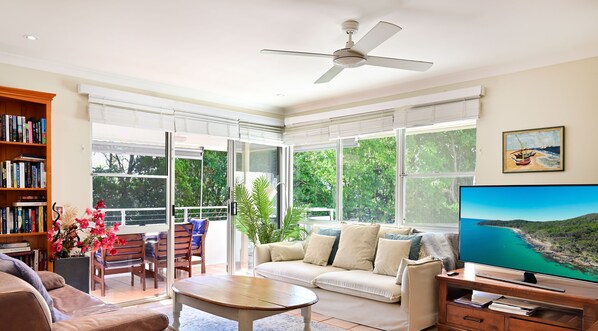Living area - Yaringa 1 - Relax, retreat and enjoy (Noosa Heads)