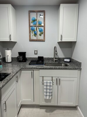 Een koelkast, een magnetron, een kookplaat