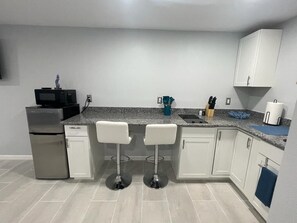 �ثلاجة، ميكروويف، موقد طهي مسطح، ماكينة لصنع القهوة/الشاي