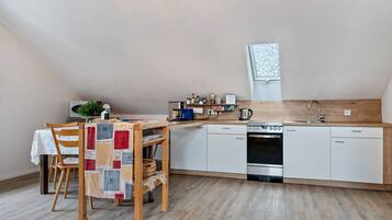 Een koelkast, een microgolfoven, een oven, een kookplaat