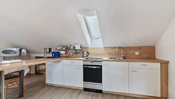 Een koelkast, een microgolfoven, een oven, een kookplaat