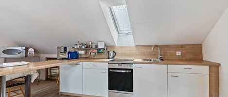 Réfrigérateur, micro-ondes, four, plaque de cuisson