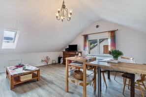 Dining - Apartment Rebberg 2 with Mountain View, Shared Terrace and Wi-Fi (Wolfach)